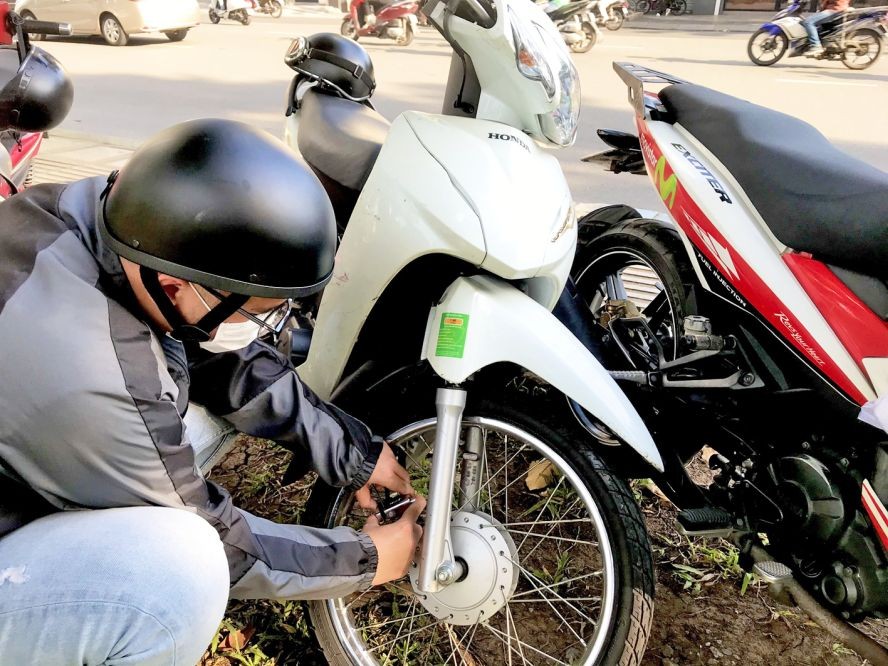 李善谨慎把其车辆锁好，才暂且安心进入位于新平郡黄文树公园取景拍摄。