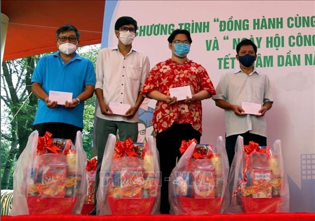 向贫困劳动者赠送年货。（示意图：越通社）