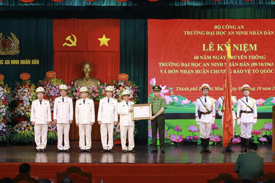 人民安宁大学传统日 60 周年纪念