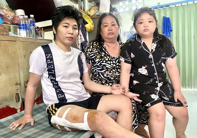 颜富贵与母亲和妹妹。