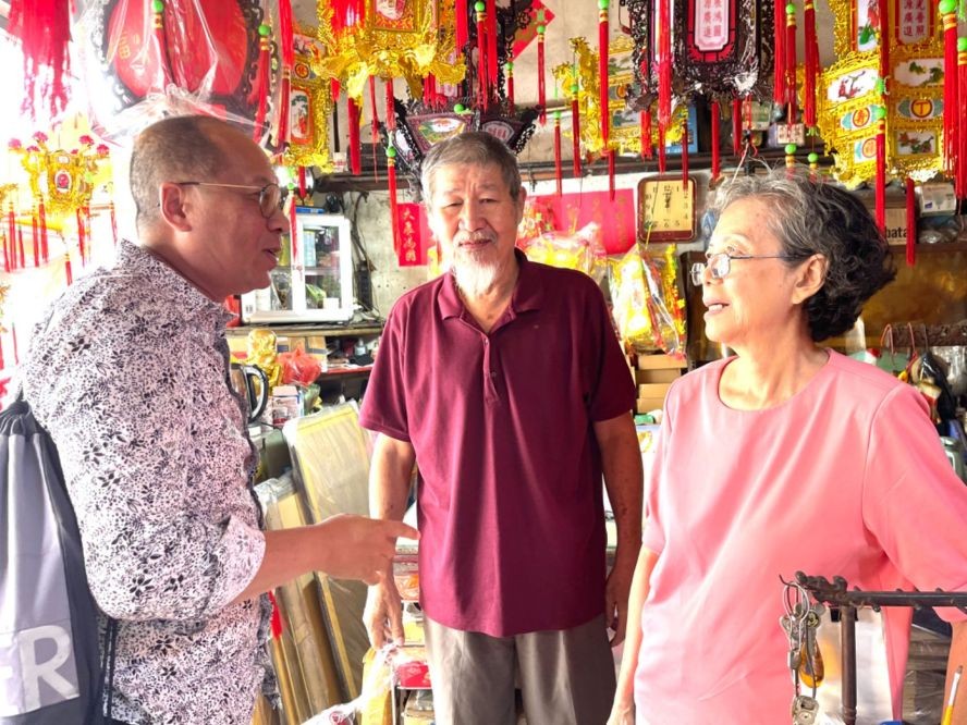 美国华人越侨叶家相（左一）与素未谋面的表姐许少芬（右一）相认。中间为林大顺书法家。