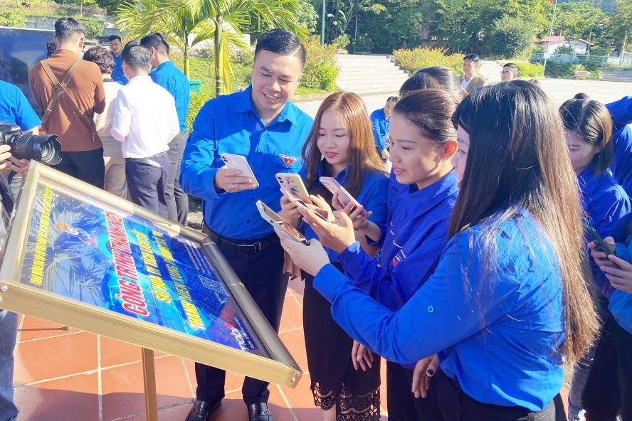 北件年轻人体验白通县那修（Nà Tu）历史遗迹数字化模式。