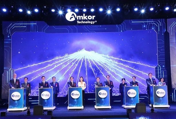 政府副总理陈留光同与会代表出席艾克尔集团半导体工厂落成典礼。（图：安陈）