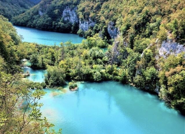 如蓝宝石般清澈湖景。