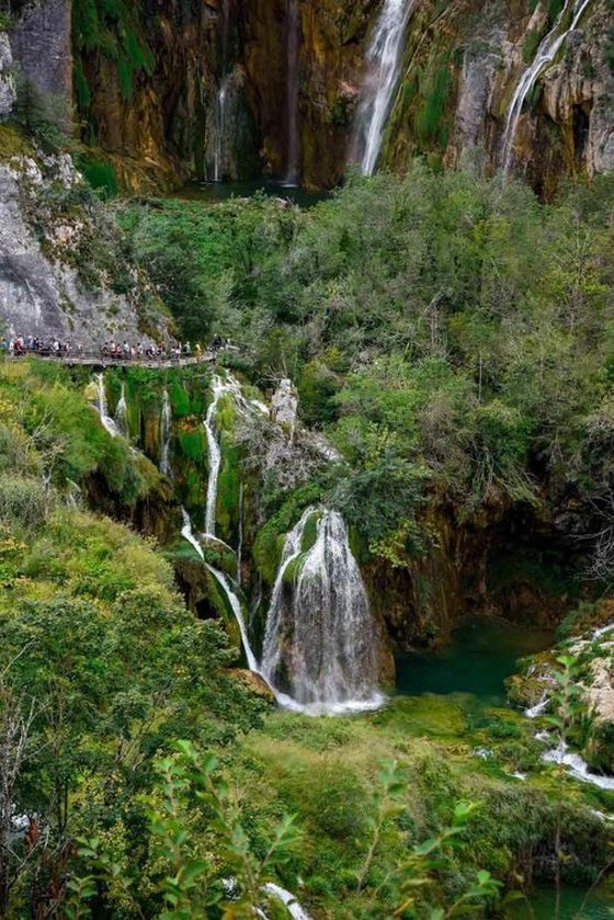 十分梦幻迷人的壮观瀑布。