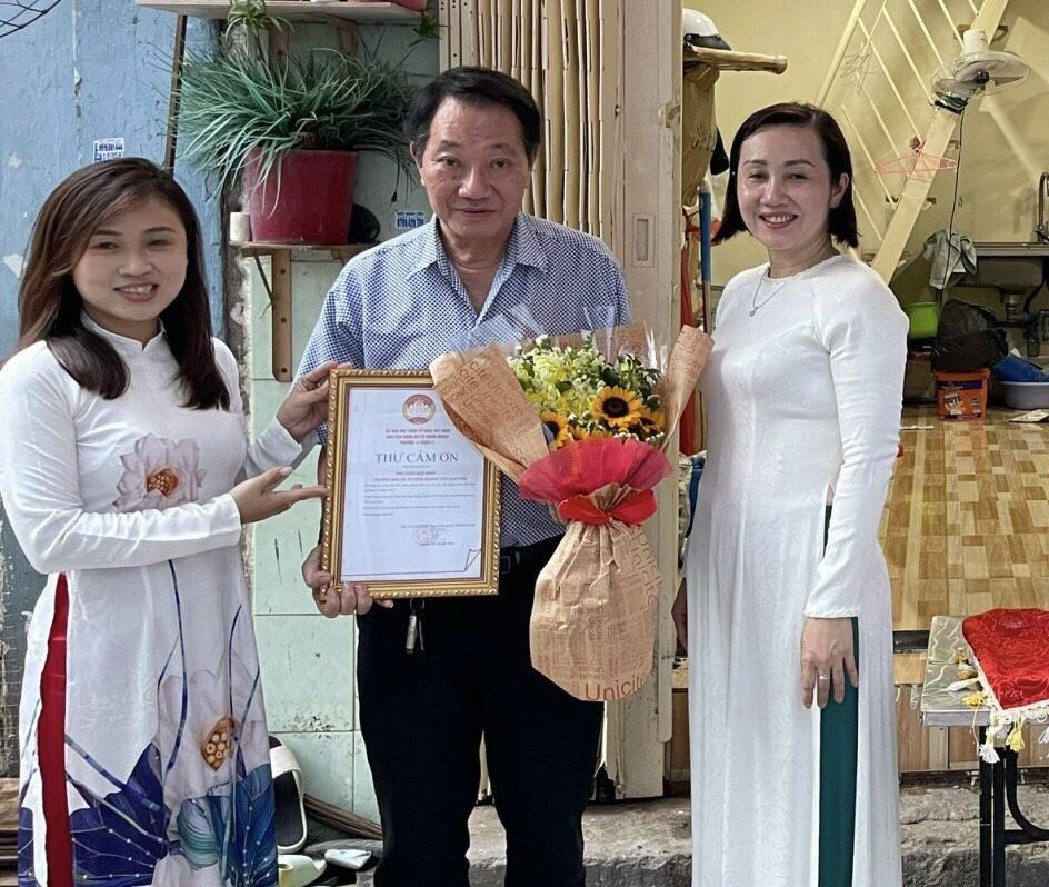 地方领导向庆云南院住持周华邦赠送感谢状。