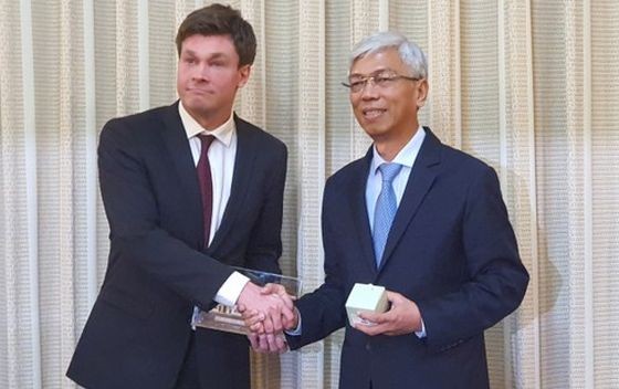 市人委会副主席武文欢（右）与芬兰坦佩雷市副市长伊尔卡‧萨西交换纪念品。（图：瑞宇）