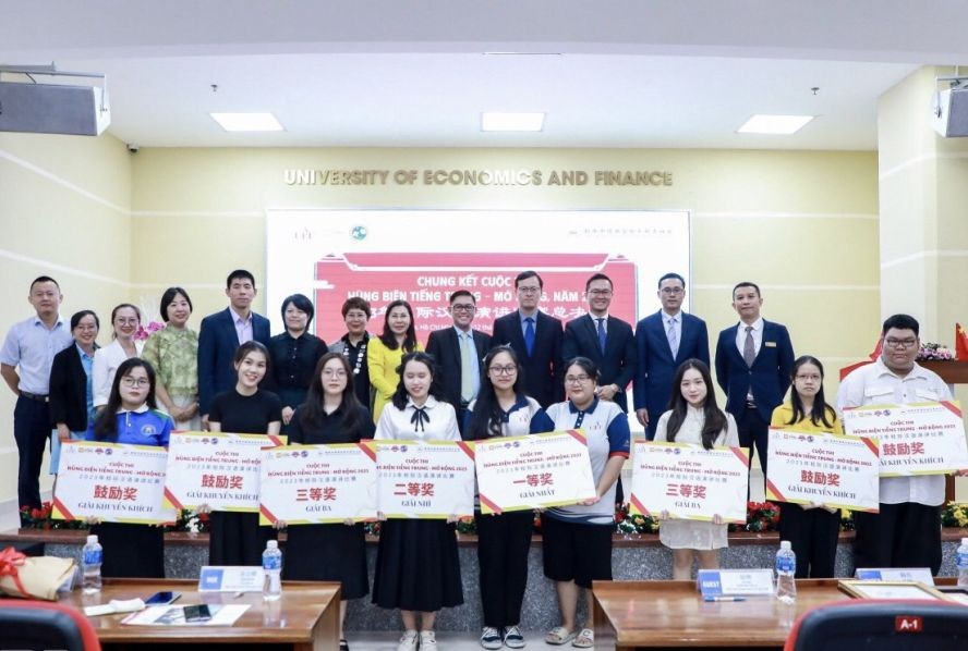 中国驻胡志明市代总领事徐州与校方领导和嘉宾与演讲比赛获奖大学生合照留念。