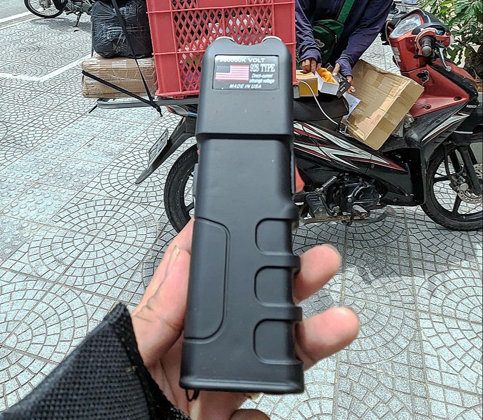 辅助工具的电钳在网上出售和以ＣＯＤ运送方式运给买家。