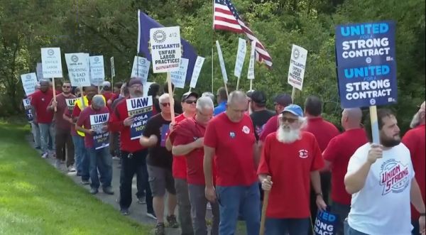 美国三大汽车厂商工会工人数为14.6万，截至11日晚，约3.4万人已加入罢工行列。（图：视频截图）