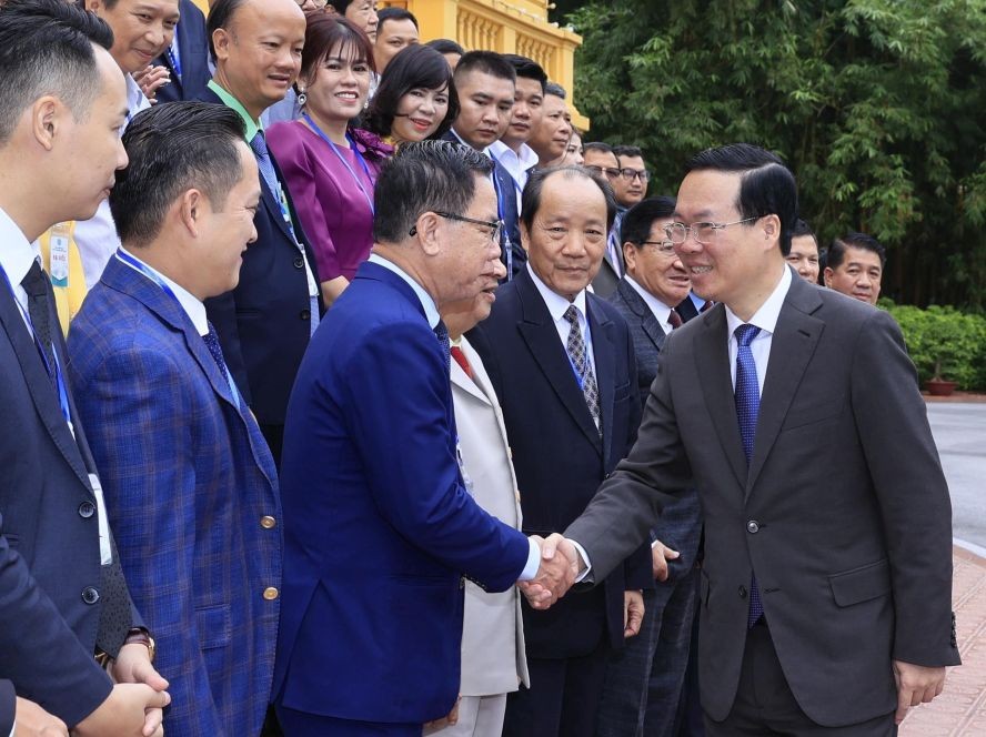 国家主席武文赏与各代表交谈。（图：越通社）