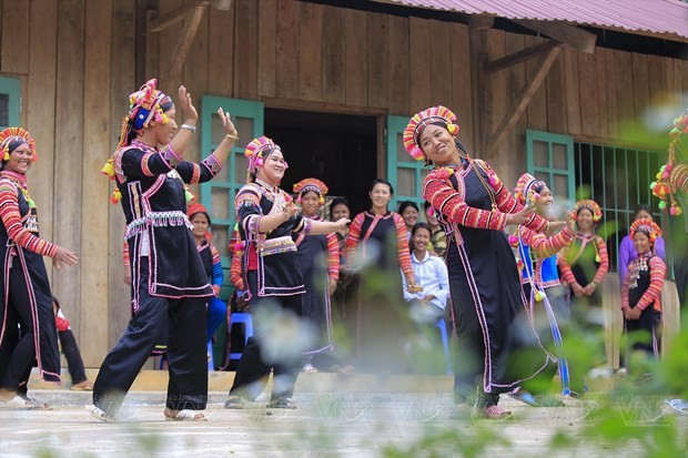 莱州省孟德县布达乡拉胡族妇女在村文化中心练习传统舞蹈。