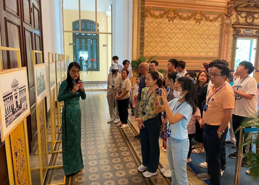 游客参观市人民议会和人委会办事处。