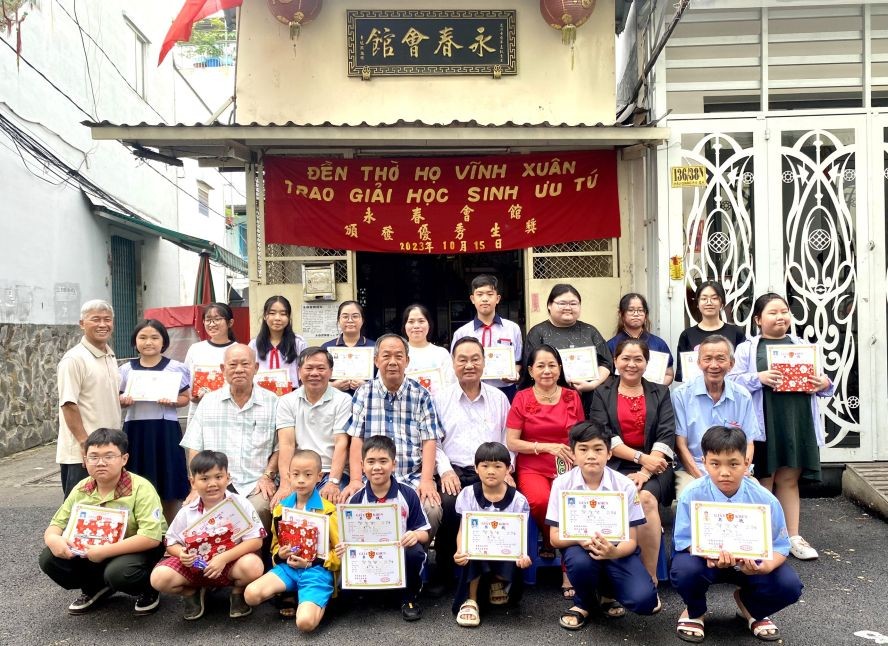 第六坊领导、各理事和领奖学生合照。