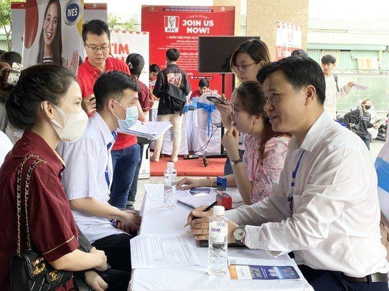 为大学生提供就业机会