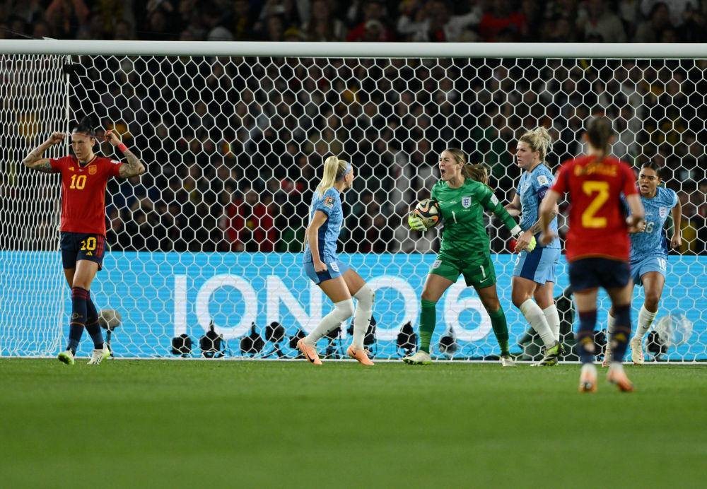 2023年8月20日，英格兰队守门员厄普斯（左三）在扑救成功后庆祝。当日，在澳大利亚悉尼举行的2023年国际足联女足世界杯决赛中，西班牙队以1比0战胜英格兰队，获得冠军。（图：新华社）