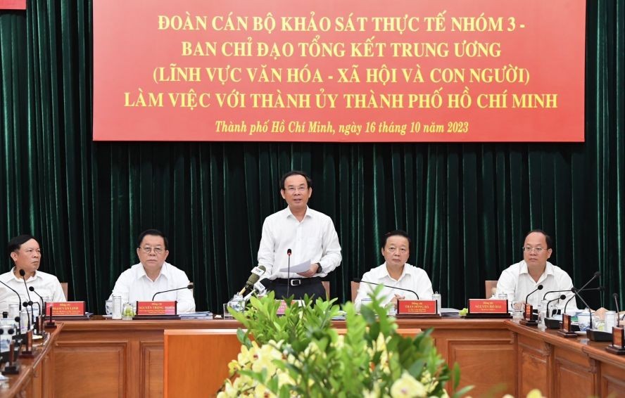 市委书记阮文年会上致辞。（图：越勇）