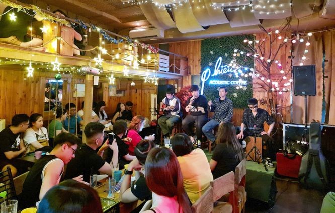 两名客人一时兴奋上台表演了最近很红的电视游戏节目歌曲《明天你嫁人了》。