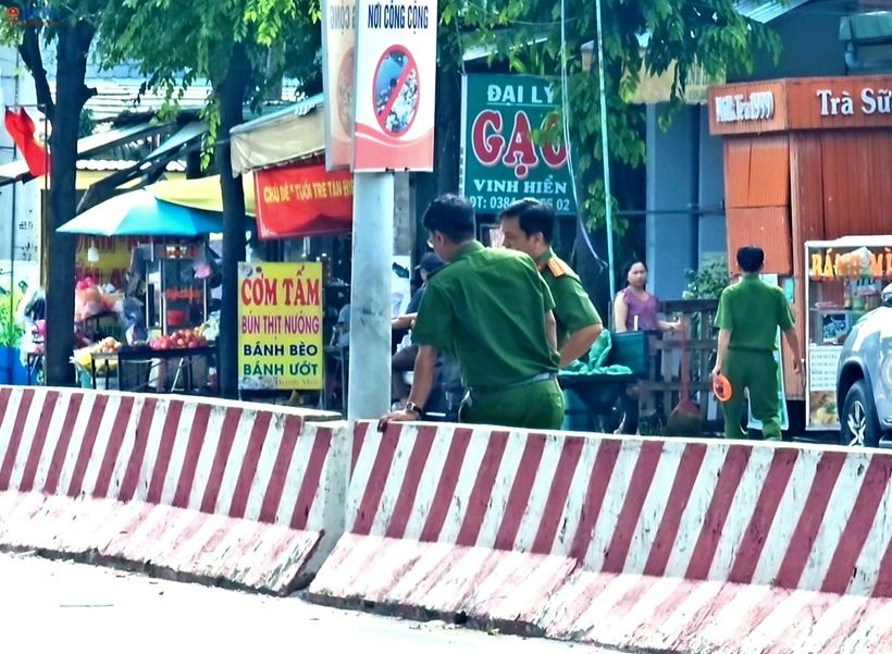 职能力量赶到事发现场调查事故原因。（图：梅峰）