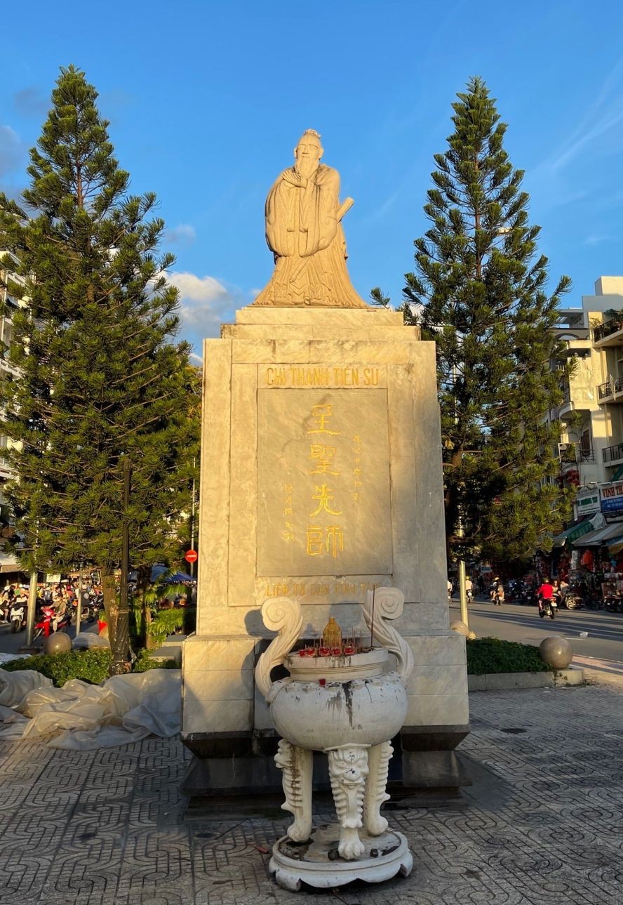 位于第五郡海上懒翁街上的孔子圣像石牌还留下林伯墀于一九七四年书写的墨宝。