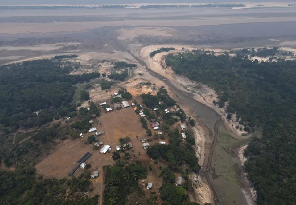 图为10月13日，里约内格罗河沿岸的村落干旱严重。（图：路透社）