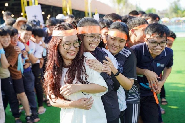 阮智强（前排右一）与朋友积极参加活动。