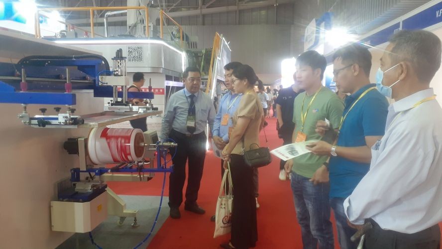 开幕当天已吸引国内外众多业者前往参观和洽商。