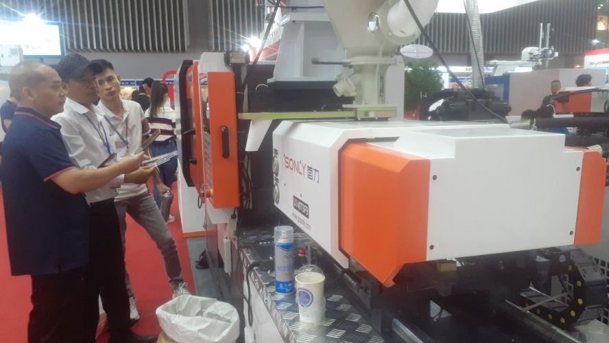 展商正介绍现代机械设备。