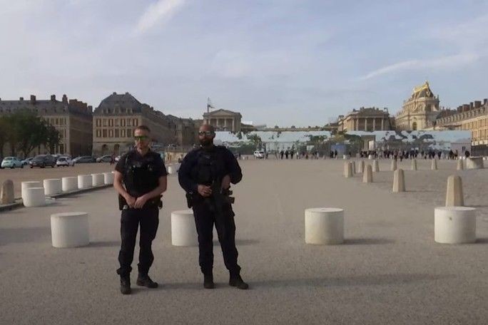 接到炸弹袭击警报后，法国警察驻守在凡尔赛宫入口。（图：AP）