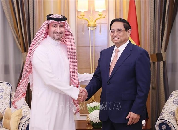 范明政总理和Ajlan &amp; Bros集团副总裁阿里·哈提布。（图：越通社）