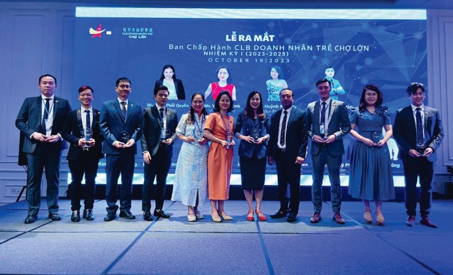 越南青商会副主席潘青天祝贺堤岸青商俱乐部新届理事会。