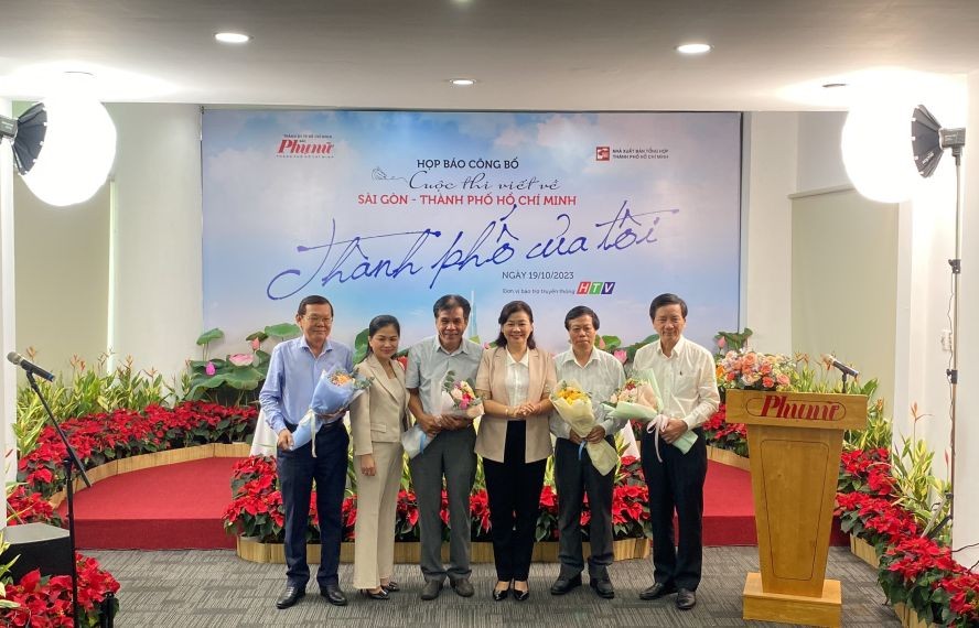 “我的城市”征文比赛评委会成员亮相。