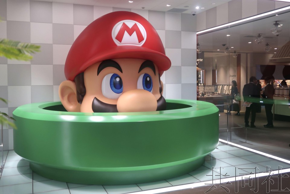 图为10月12日摄于任天堂直营店外的“马力欧”拍照打卡景点。（图：共同社）
