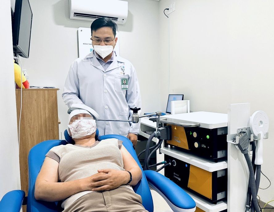 黎曰胜医生为一名慢性头疼患者治疗。