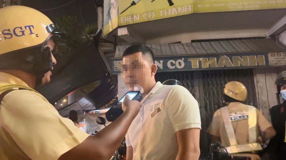 交警对一名机车骑士进行呼气式酒精测试。（图：N.Y）