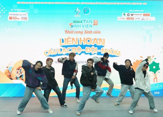 2023年第十八次本市新生盛会开幕式文娱节目一隅。（图：黎永）