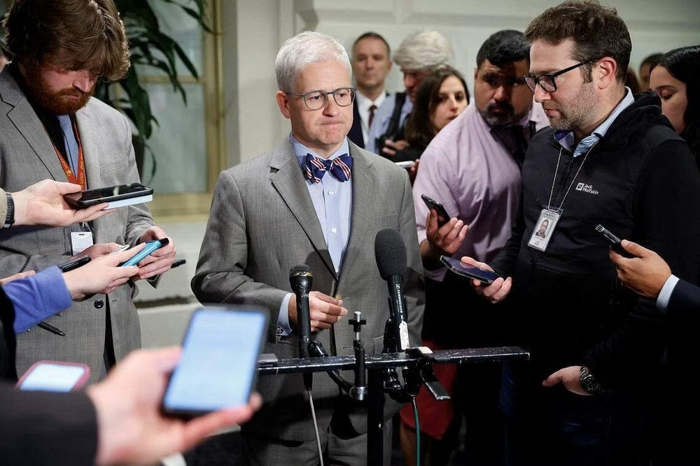 美国共和党右翼保守派议员乔丹10月20日三度闯关失败后被取消众议长候选人提名。临时众议院议长麦克亨利（中）随后召开记者会公布消息。（图：路透社）