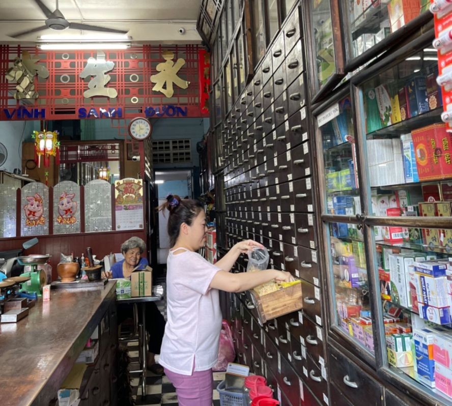 永生堂第三代传人与百子柜续世缘。 永生堂第三代传人与百子柜续世缘。