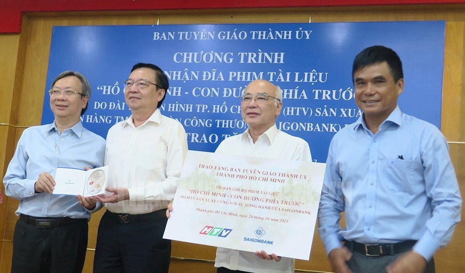 接收“胡志明-前面之路”记录片