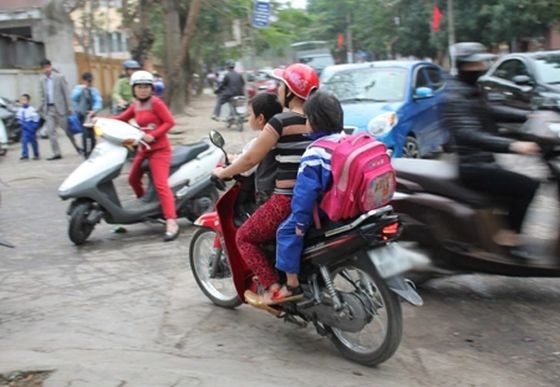 有的家长在参加交通时不给孩子戴安全帽。