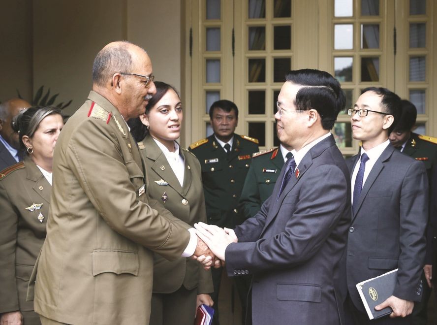 国家主席武文赏与罗伯托‧莱格拉‧索托隆戈上将交谈。（图：越通社）