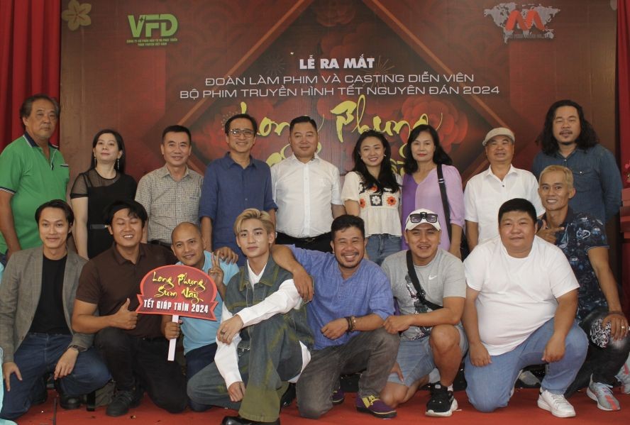 嘉宾与《龙凤呈祥》剧组和演员合照留念。