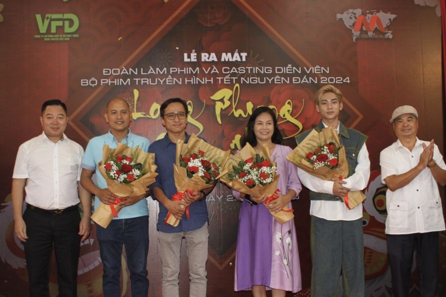 组委会向《龙凤呈祥》编剧、导演和演员赠送鲜花。