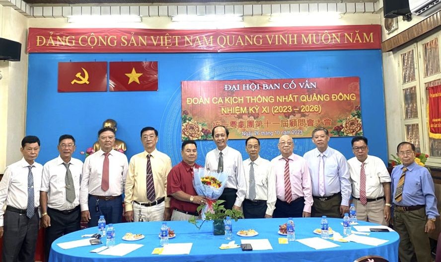 市各少数民族文学艺术协会主席陈耀枝（右六）向统一粤剧团第十一届顾问会增花祝贺。