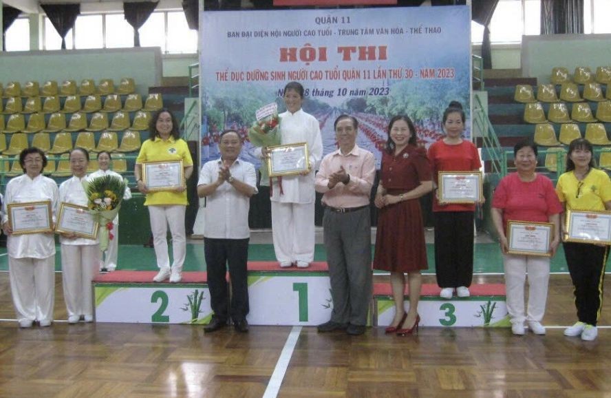 组委会向获奖队代表颁奖。