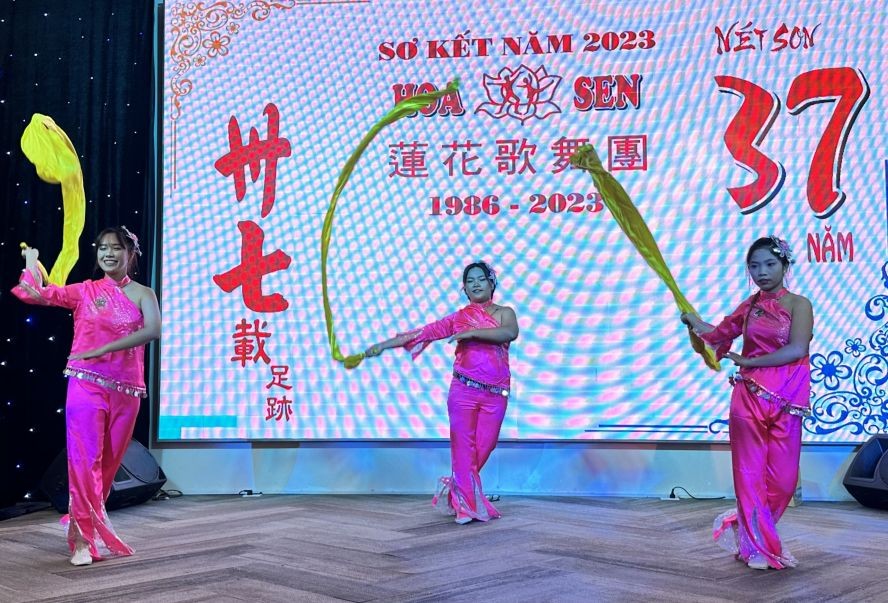 莲花歌舞团歌舞表演贺团庆。