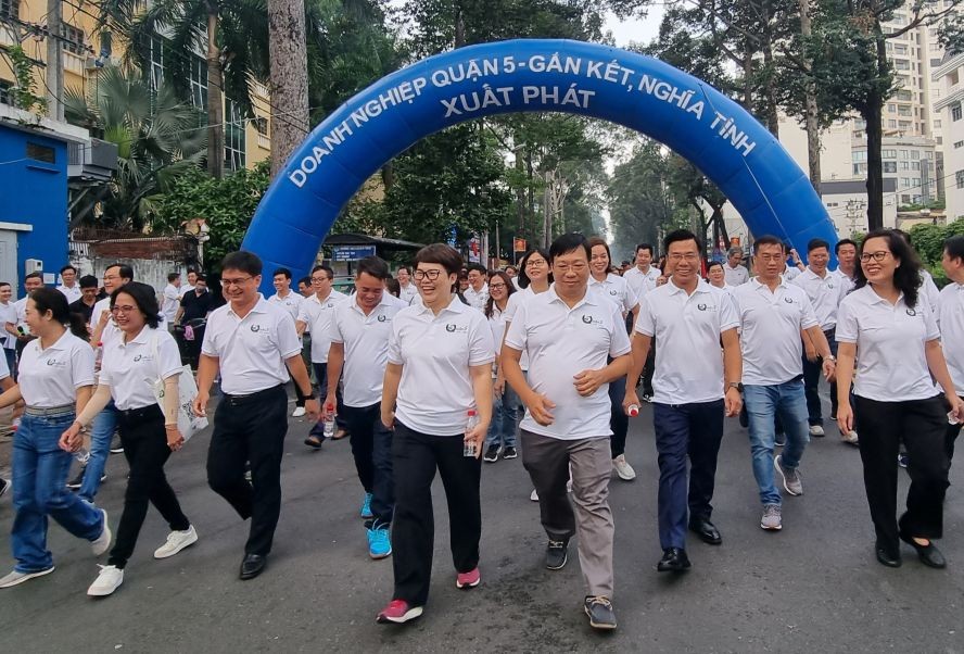 逾千人参加企业连接情义步行活动