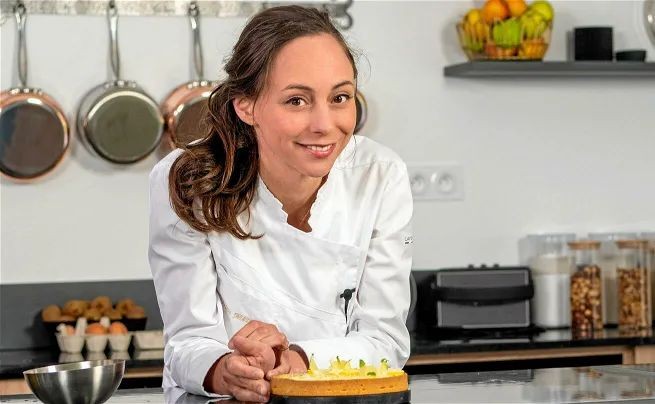 法国35岁的女糕点师妮娜‧梅塔耶被授予2023年世界最佳糕点厨师称号。（图：互联网）