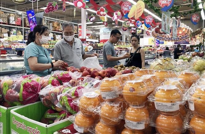 消费者在超市选购食品。（图：越通社）