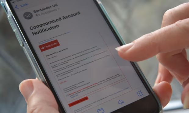 犯罪份子如今正越来越多地利用社交媒体、网络平台、短信、电话和电子邮件实施诈骗。（示意图：Alamy）